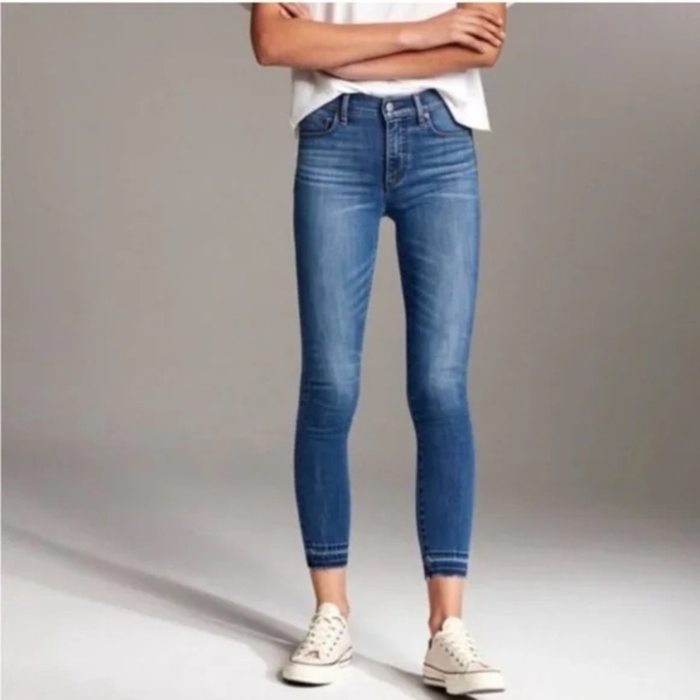 Aritzia Denim Forum Nico Mid Rise Skinny Crop Jeans, Medium Blue, Size 26
